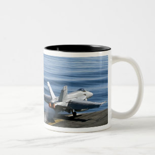 Ein F/A-18E Super Hornet Zweifarbige Tasse