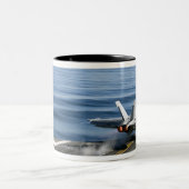 Ein F/A-18E Super Hornet Zweifarbige Tasse (Mittel)