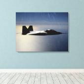 Ein F/A-22 Raptor fliegt eine Ausbildungsmission 2 Leinwanddruck (Insitu (Holzboden))