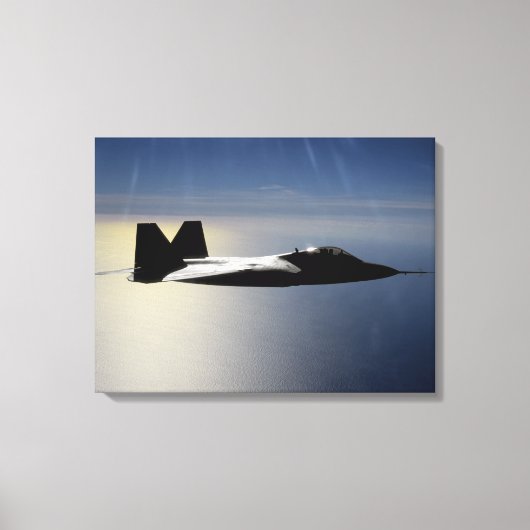 Ein F/A-22 Raptor fliegt eine Ausbildungsmission 2 Leinwanddruck (Vorderseite)