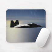 Ein F/A-22 Raptor fliegt eine Ausbildungsmission 2 Mousepad (Mit Mouse)