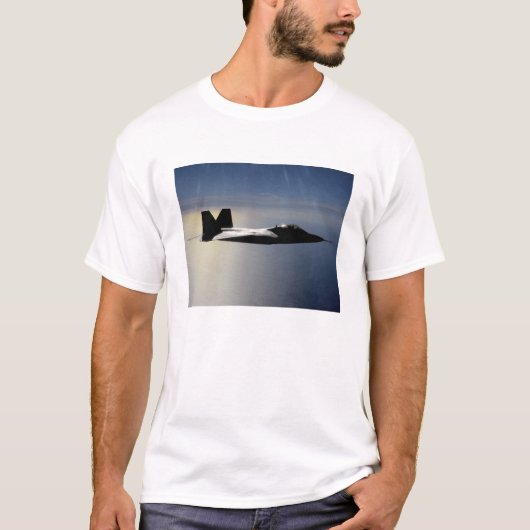 Ein F/A-22 Raptor fliegt eine Ausbildungsmission 2 T-Shirt (Vorderseite)