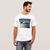 Ein F/A-22 Raptor fliegt eine Ausbildungsmission 2 T-Shirt (Vorne ganz)