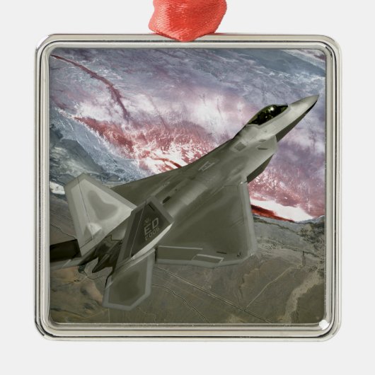 Ein F/A-22 Raptor fliegt eine Trainingsmission Silbernes Ornament (Vorne)
