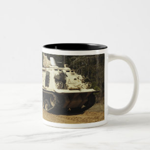 Ein Fahrzeug der Erholung M-88 fängt an, ein M992 Zweifarbige Tasse