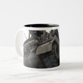 Ein Fahrzeug der Herkules-Erholung M88A2 Zweifarbige Tasse (Vorderseite Links)