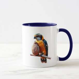 Ein Falke mit scharfen Farben auf einem Ast. Tasse