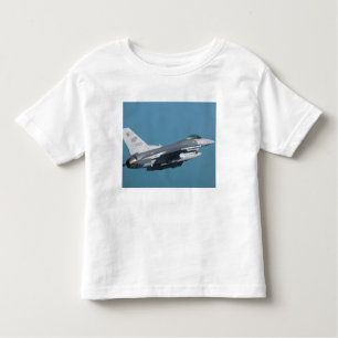Ein Falken der F-16 im Flug Kleinkind T-shirt