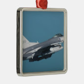Ein Falken der F-16 im Flug Ornament Aus Metall (Rechts)