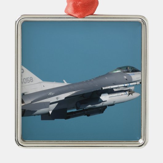 Ein Falken der F-16 im Flug Ornament Aus Metall (Vorne)