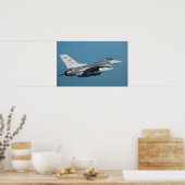 Ein Falken der F-16 im Flug Poster (Küche)