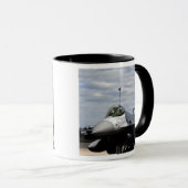 Ein Falken der F-16 Tasse (VorderseiteRechts)