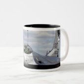 Ein Falken der F-16 Zweifarbige Tasse (VorderseiteRechts)