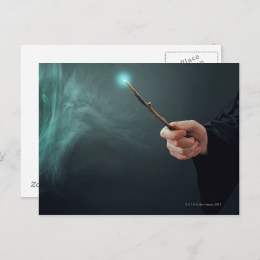 Ein Fantasieassistent, der Zauberei mit Zauberstab Postkarte (Vorne/Hinten)