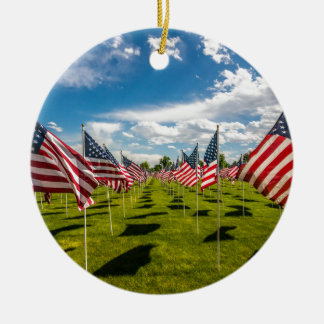 Ein Feld der amerikanischer Flaggen auf V-tägiger Keramik Ornament