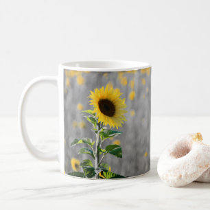 Ein Feld der Sonnenblumen in Schwarz und Weiß Kaffeetasse