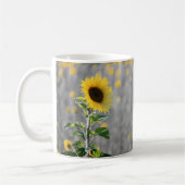Ein Feld der Sonnenblumen in Schwarz und Weiß Kaffeetasse (Links)