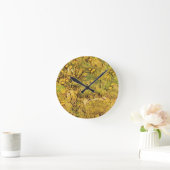 Ein Feld gelber Blumen von Vincent van Gogh Runde Wanduhr (Zuhause)