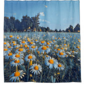 Ein Feld voller blühender Kampomilen Duschvorhang (Vorderseite)