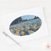 Ein Feld voller blühender Kampomilen Ovaler Aufkleber (Umschlag)