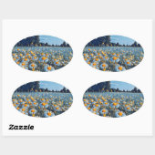 Ein Feld voller blühender Kampomilen Ovaler Aufkleber (Blatt)