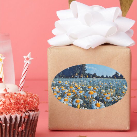 Ein Feld voller blühender Kampomilen Ovaler Aufkleber (Party)