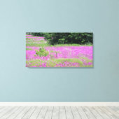 Ein Feld von rosa Frühlingsfrühlingstraßen-Wildblu Leinwanddruck (Insitu (Holzboden))