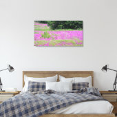 Ein Feld von rosa Frühlingsfrühlingstraßen-Wildblu Leinwanddruck (Insitu (Schlafzimmer))