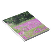 Ein Feld von rosa Frühlingsfrühlingstraßen-Wildblu Notizblock (angewinkelt)