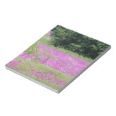 Ein Feld von rosa Frühlingsfrühlingstraßen-Wildblu Notizblock (Rotiert)