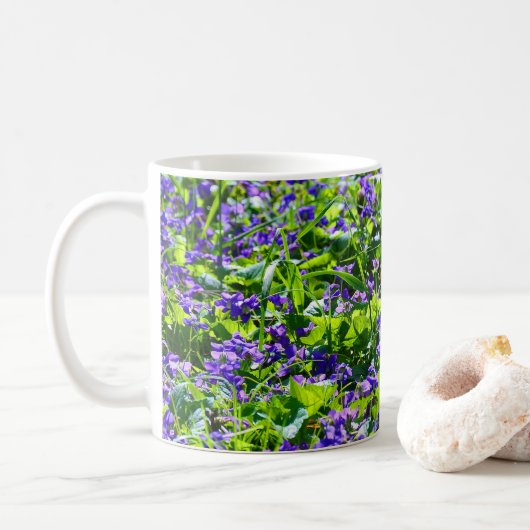 Ein Feld von Violetten Kaffeetasse (Mit Donut)