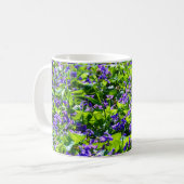 Ein Feld von Violetten Kaffeetasse (Vorderseite Links)