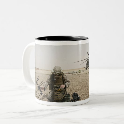 Ein Feldfunk-Operator Zweifarbige Tasse (Vorderseite Links)