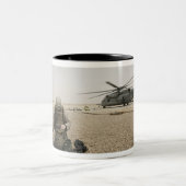 Ein Feldfunk-Operator Zweifarbige Tasse (Mittel)