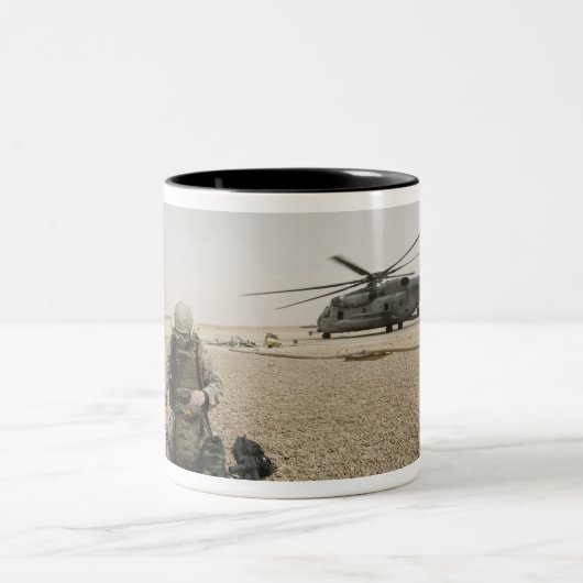 Ein Feldfunk-Operator Zweifarbige Tasse (Mittel)