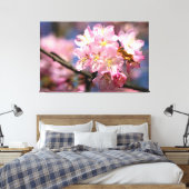 Ein Fest der rosa Sakura-Blume im Frühjahr Leinwanddruck (Insitu (Schlafzimmer))