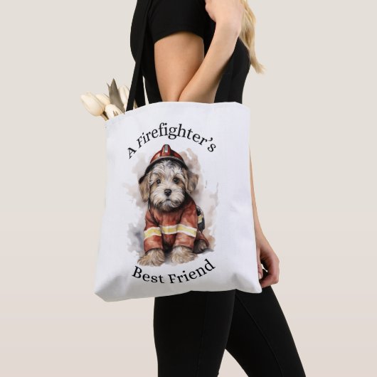 Ein Feuerwehrhund, der der beste Freund ist Tasche (Von Nahem)