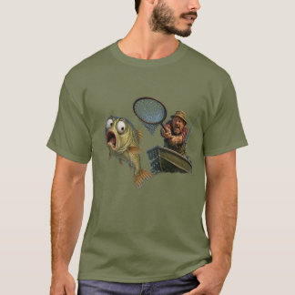 Ein Fisch, der versucht, dem Fischer zu entkommen T-Shirt