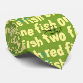 Ein Fisch Zwei Fisch Typografie-Muster Krawatte (Gerollt)