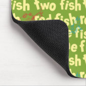 Ein Fisch Zwei Fisch Typografie-Muster Mousepad (Ecke)