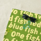 Ein Fisch Zwei Fisch Typografie Muster Strandtuch (Beispiel)
