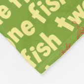 Ein Fisch Zwei Fische Typografie Muster Fleecedecke (Ecke)