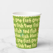 Ein Fisch Zwei Fische Typografie Muster Pappbecher (Rückseite)