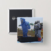 Ein Flieger steht in einer Wanne Button (Vorne & Hinten)