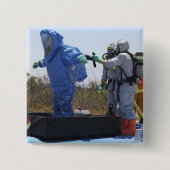 Ein Flieger steht in einer Wanne Button (Vorderseite)