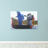 Ein Flieger steht in einer Wanne Leinwanddruck (Insitu (Holzboden))