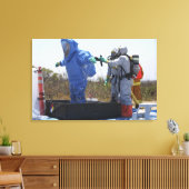 Ein Flieger steht in einer Wanne Leinwanddruck (Insitu (Wohnzimmer))