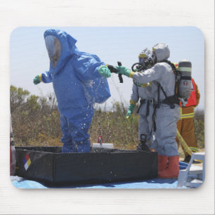 Ein Flieger steht in einer Wanne Mousepad