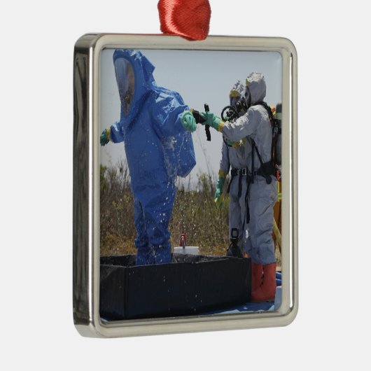 Ein Flieger steht in einer Wanne Silbernes Ornament (Rechts)