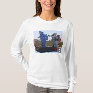 Ein Flieger steht in einer Wanne T-Shirt